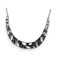 Geometrische schwarze Choker-Halskette von Ikita