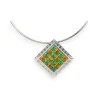 Collier ras-de-cou losange argenté avec strass orange et vert