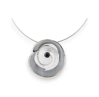 Collana girocollo argentata con ciondolo a spirale grigio