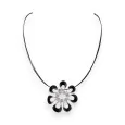 Collier pendentif floral argenté et noir Ikita