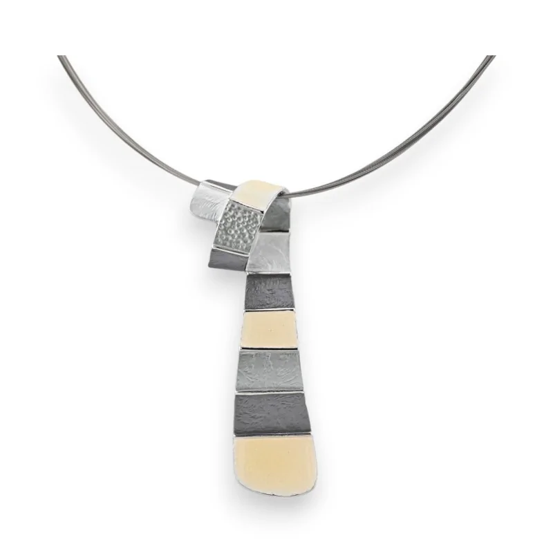 Collier pendentif géométrique gris beige Ikita