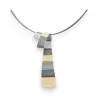 Collana con ciondolo geometrico grigio beige Ikita