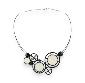 Collier géométrique noir et blanc de chez Ikita