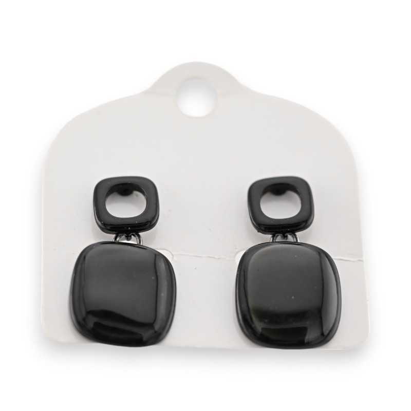 Boucles d'oreilles cubes pendants noires de chez Ikita