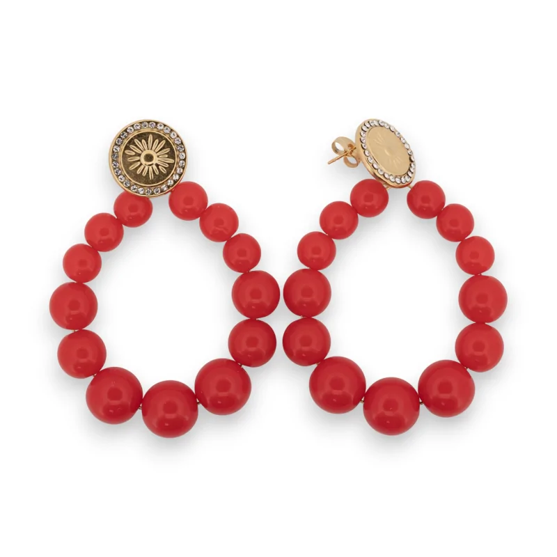 Aretes con forma de aro dorado y perlas rojas