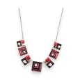 Collier géométrique carré nuances de rouge Bordeau de chez Ikita