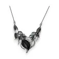 Collier Feuillage Fantaisie noir et gris de chez Belle Miss