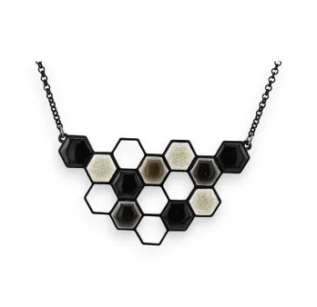 Collier fantaisie médaillon alvéoles noires et blanches de chez Ikita