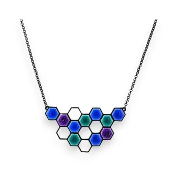 Collar de fantasía hexagonal en tonos azules de Ikita