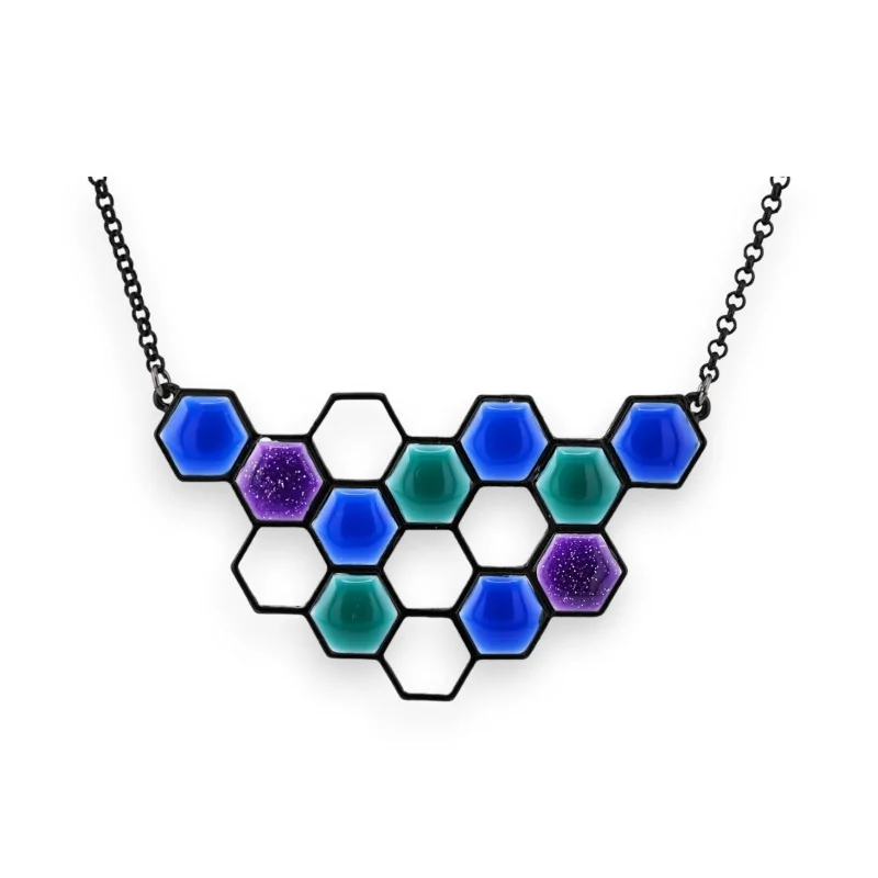 Collar de fantasía hexagonal en tonos azules de Ikita