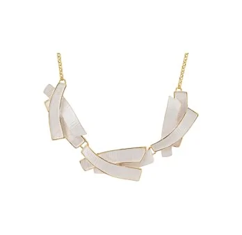 Collier fantaisie médaillon graphique blanc cassé de chez Ikita