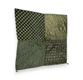 Quadratisches Patchwork-Tuch in khaki mit Blumenmuster