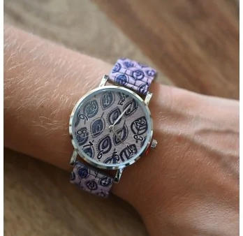 Ernests Uhr mit blauen Blättern auf rosa Hintergrund gedruckt