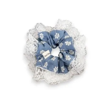 Scrunchie in pizzo blu cielo con fiori ricamati