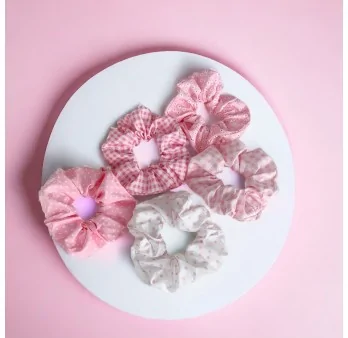 Juego de 5 scrunchies rosas y blancos estampados