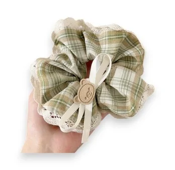 Grünes kariertes Scrunchie mit Fantasiemuster