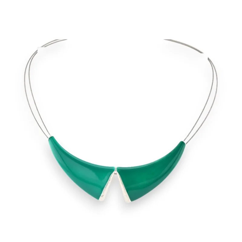 Collar cuello claudine verde de Ikita