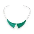 Collar cuello claudine verde de Ikita