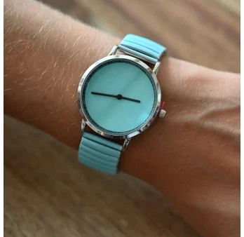 Ernest trägt eine einfarbige, türkisfarbene Uhr