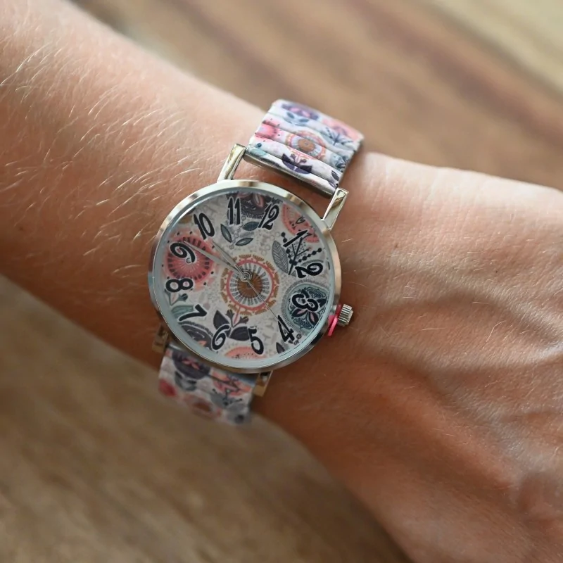 Montre motifs fleurs géométriques