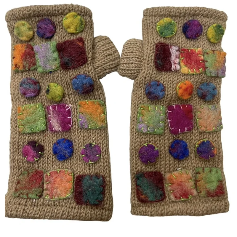 Mitones de lana de Nepal color camello bordados con formas geométricas multicolores