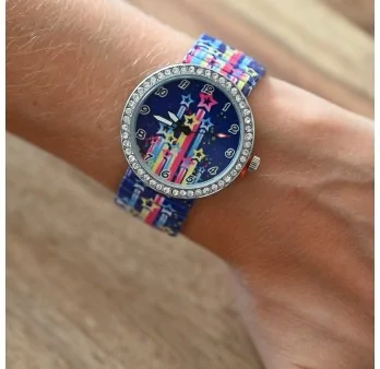 Reloj Ernesto fondo azul estrellas multicolores