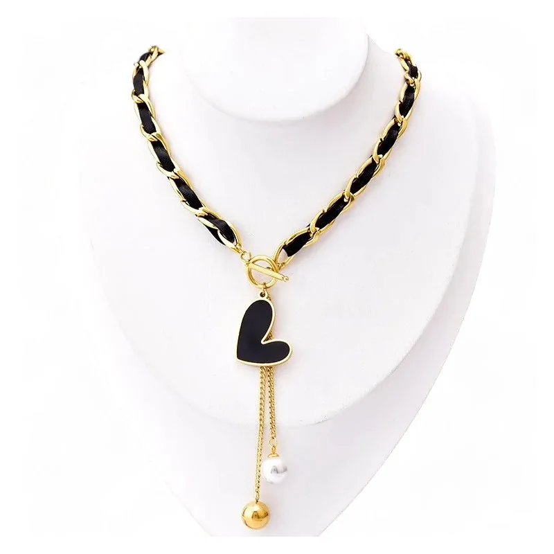 Collar de acero dorado con corazón asimétrico negro