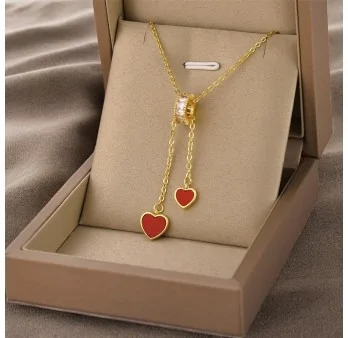 Collar de acero dorado con doble colgante de corazón rojo