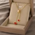 Collar de acero dorado con doble colgante de corazón rojo