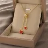 Collar de acero dorado con doble colgante de corazón rojo