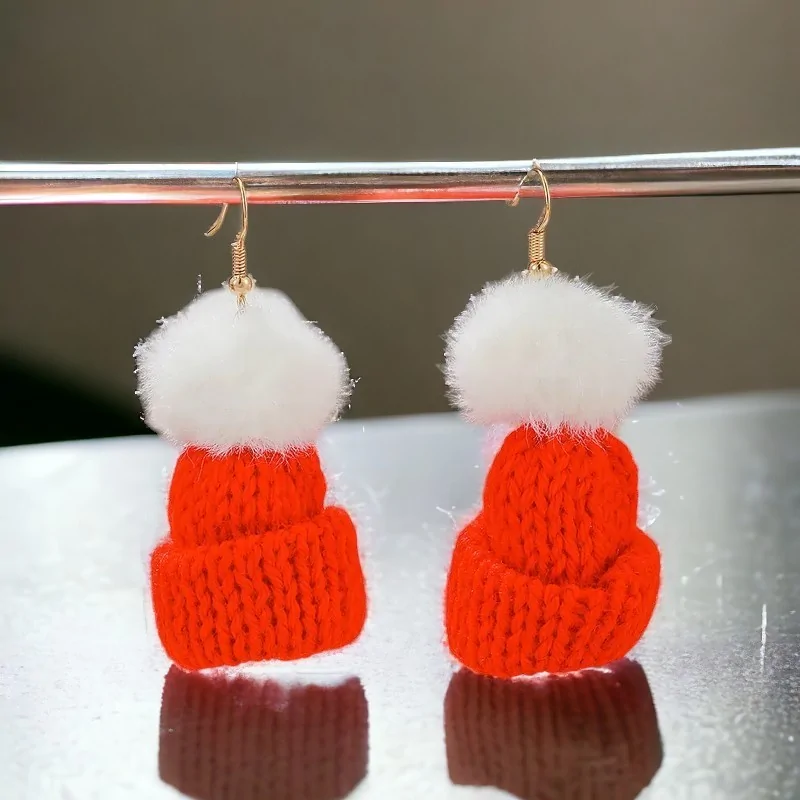 Pendientes de fantasía con gorro rojo tejido navideño