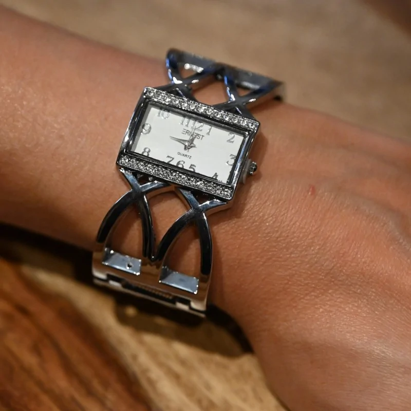 Reloj de pulsera Ernest fantasía plateada con cuadrante rectangular y brillantes