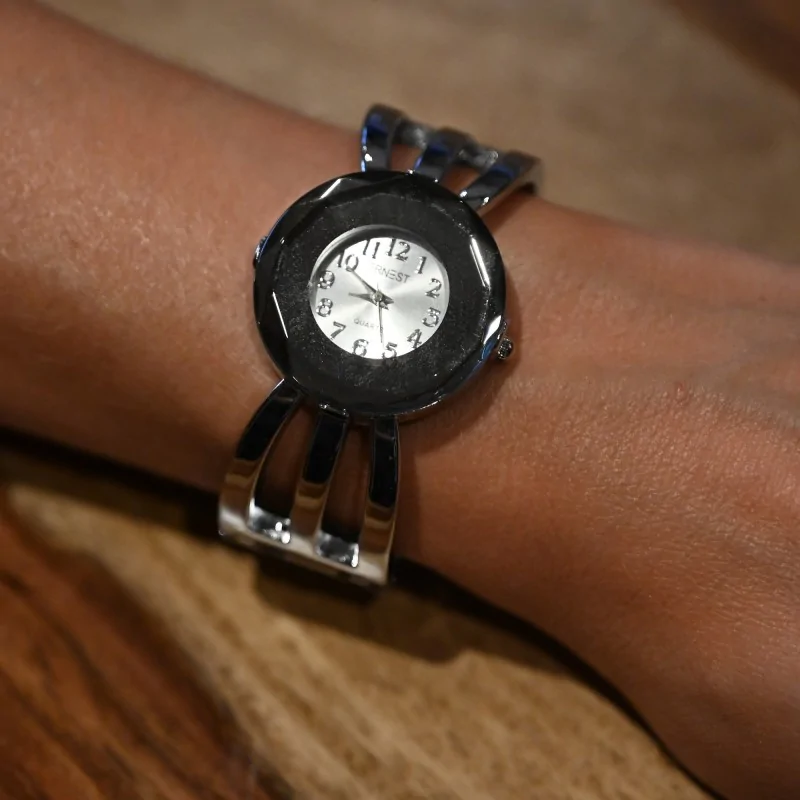 Reloj de pulsera de Ernesto plateado con esfera espejo