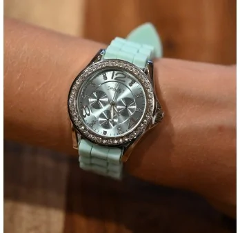Ernest muestra reloj de silicona verde agua con cristales de strass