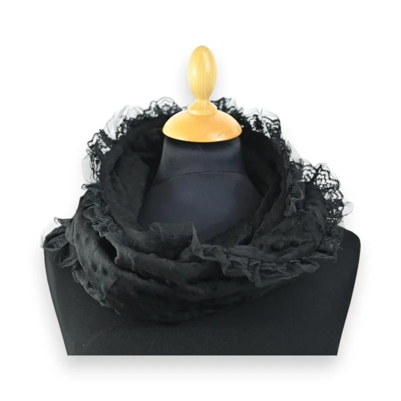 Snood Dentelle Noir Élégance