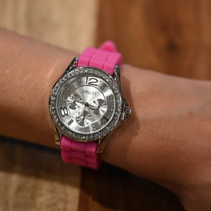 Reloj Ernesto de silicona fucsia con cristales en el dial