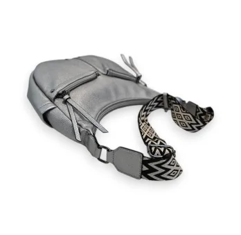 Sac bandoulière argenté avec bandoulière motif zigzag et multiples poches zippées Sac bandoulière argenté avec bandoulière motif zigzag et multiples poches zippées