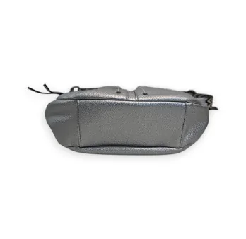 Sac bandoulière argenté multi-poches Melanie Paris, vue de côté, design élégant e... Sac bandoulière argenté multi-poches Melanie Paris, vue de côté, design élégant e...