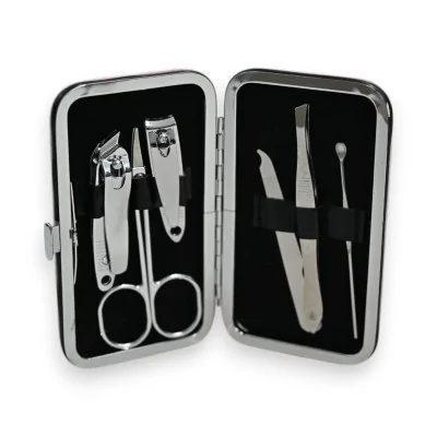 Set de manucure 6 pièces dans étui argenté avec outils de soin des ongles et cuticules Set de manucure 6 pièces dans étui argenté avec outils de soin des ongles et cuticules