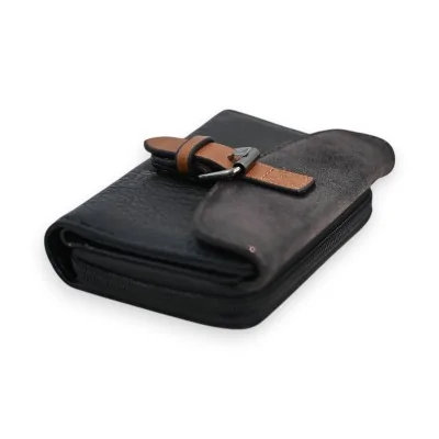 Portefeuille compact noir en cuir avec fermoir marron, style élégant et fonctionnel Portefeuille compact noir en cuir avec fermoir marron, style élégant et fonctionnel