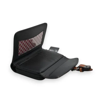 Portefeuille compact noir en cuir ouvert avec compartiments et détail motif Portefeuille compact noir en cuir ouvert avec compartiments et détail motif
