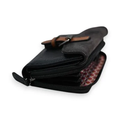 Portefeuille compact noir en cuir avec fermeture éclair et détail marron, vue rapproc... Portefeuille compact noir en cuir avec fermeture éclair et détail marron, vue rapproc...