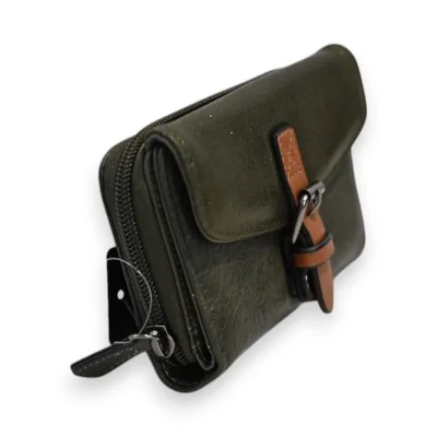 Portefeuille compact en cuir kaki avec fermeture éclair et languette marron, design é... Portefeuille compact en cuir kaki avec fermeture éclair et languette marron, design é...