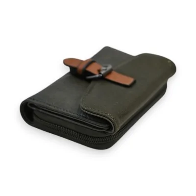 Portefeuille compact kaki avec fermeture éclair et sangle en cuir marron, marque Méla... Portefeuille compact kaki avec fermeture éclair et sangle en cuir marron, marque Méla...