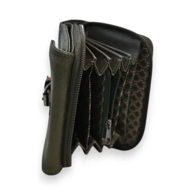 Portefeuille compact kaki Mélanie Paris ouvert, montrant compartiments et fermeture é... Portefeuille compact kaki Mélanie Paris ouvert, montrant compartiments et fermeture é...