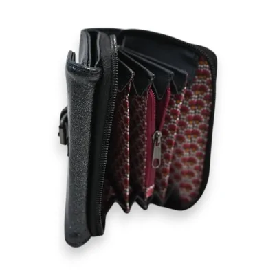 Portefeuille compact noir brillant ouvert, intérieur motif géométrique rouge, multip...