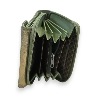 Portefeuille compact en cuir vert amande ouvert, montrant multiples compartiments Portefeuille compact en cuir vert amande ouvert, montrant multiples compartiments