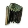 Portefeuille compact en cuir vert amande ouvert, montrant multiples compartiments