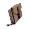 Portefeuille compact en cuir beige avec fermeture éclair et boucle, vue de côté
