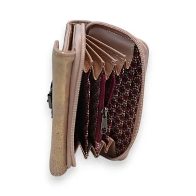 Portefeuille compact rose doré ouvert, intérieur à compartiments et motif à pois Portefeuille compact rose doré ouvert, intérieur à compartiments et motif à pois